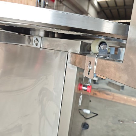 Green border of bottle collecting machine