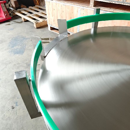 Green border of bottle collecting machine